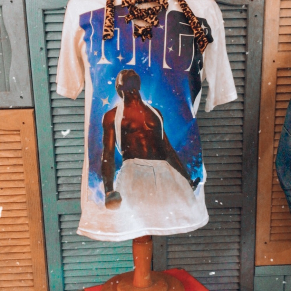 5/$20 or 2/$10🌞 Lace up t-shirt Usher band tee